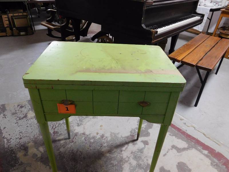lot 1 image: Vintage singer sewing machine Model 99K EL564289
