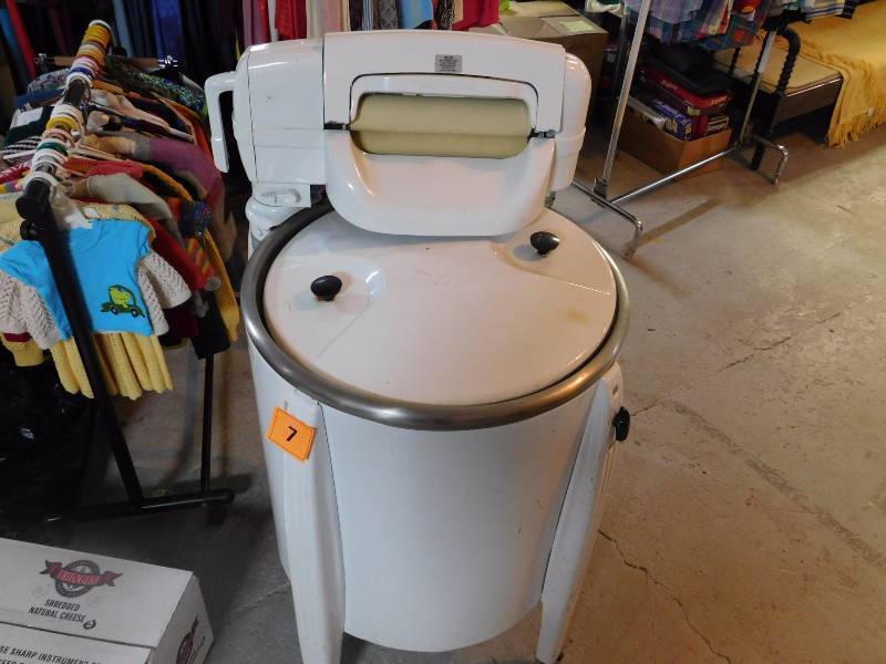 lot 7 image: McGraw-Edison Speed Queen Washer