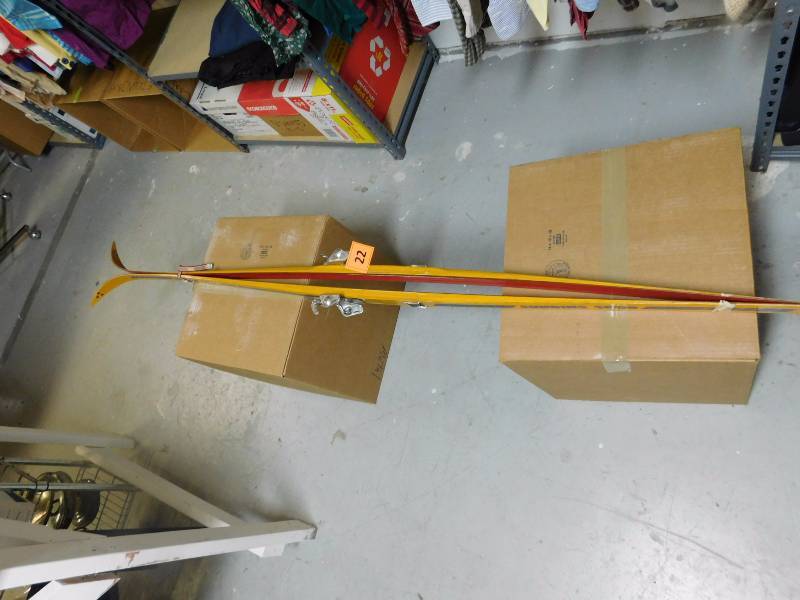lot 22 image: made in Sweden Sundins 5000 cross country skis