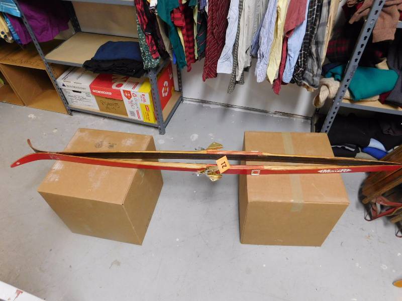 lot 21 image: Suomi Mueller cross country skis