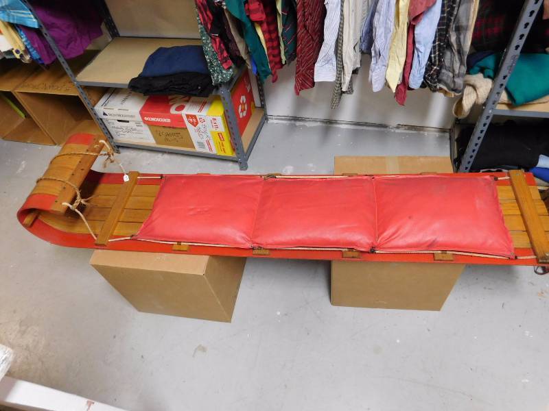 lot 24 image: unmarked toboggan in nice condition including pad