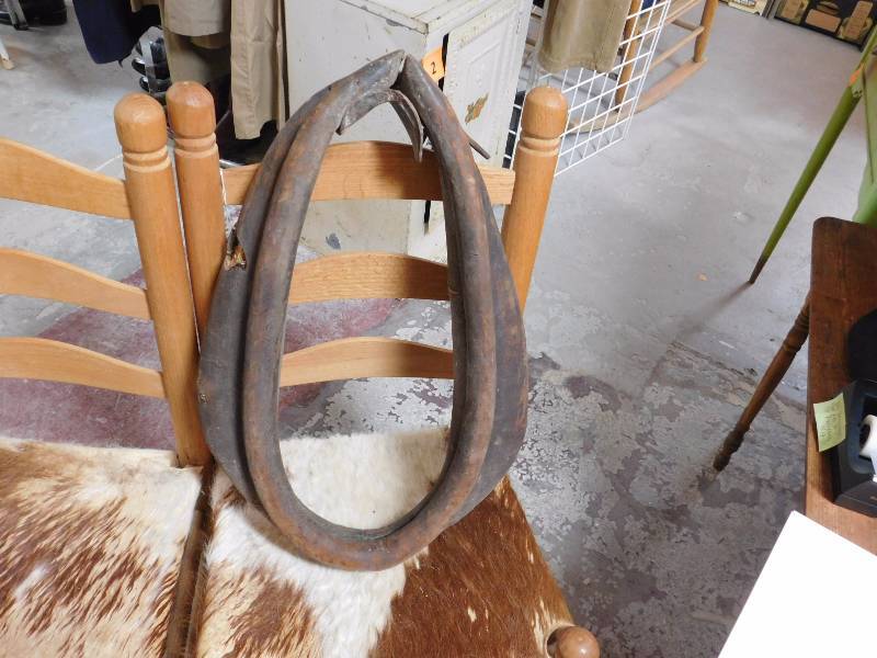 lot 139 image: Rustic, vintage leather horse collar