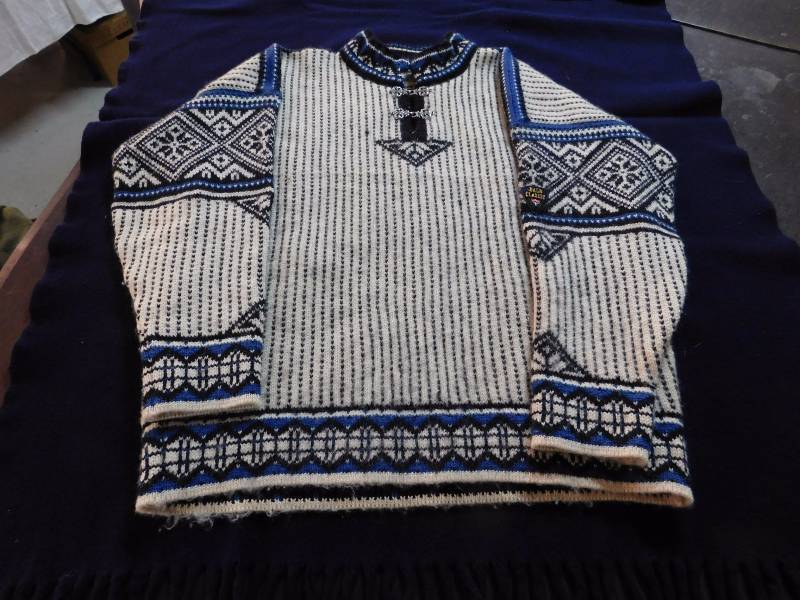 lot 146 image: Dale of Norway Sweater Mens L White with blue trim
