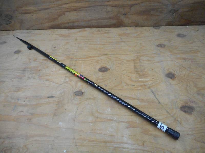 lot 145 image: Black Widow Telescoping 13ft Cane P...