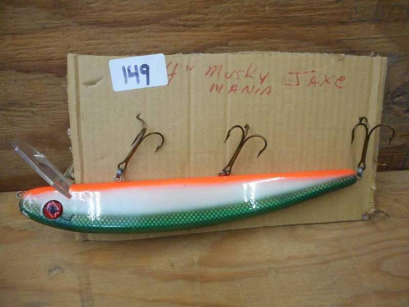 lot 149 image: 14 Muskie Mania Jake Lure ...