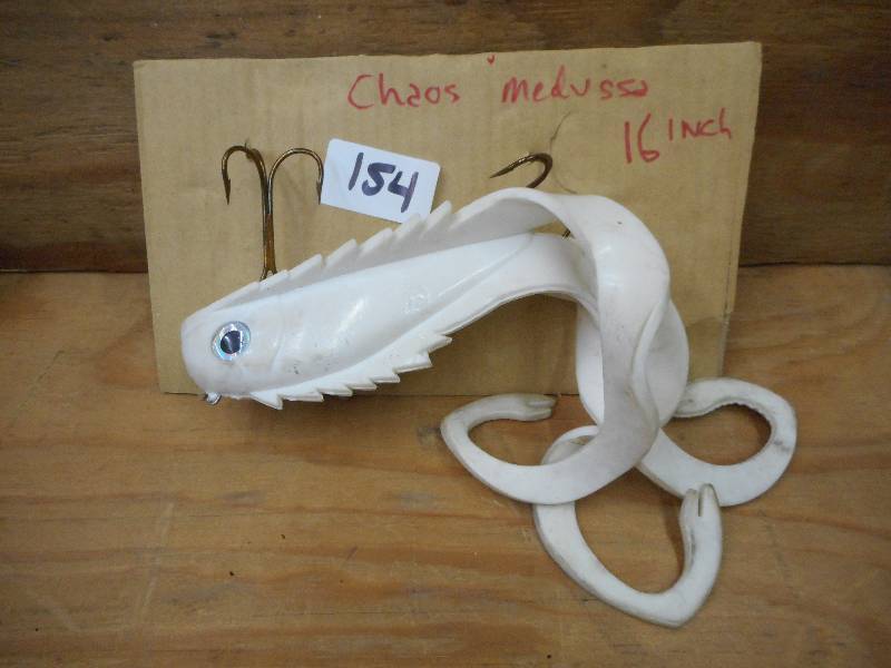 lot 154 image: 16 Chaos Medussa Muskie Lure ...