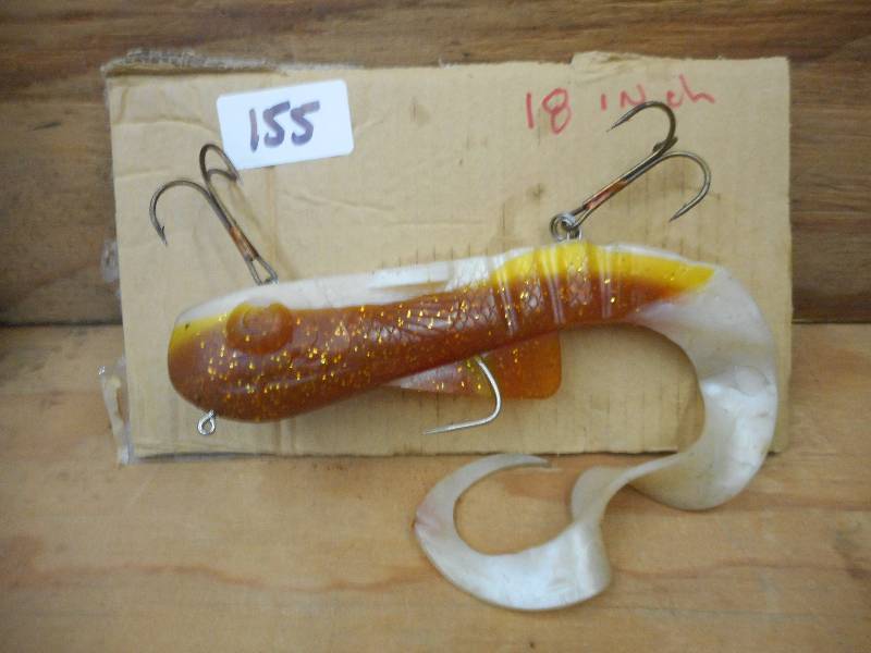 lot 155 image: 18 Bulldog Muskie Lure ...