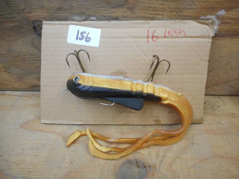 lot 156 image: 16 Bulldog Muskie Lure ...