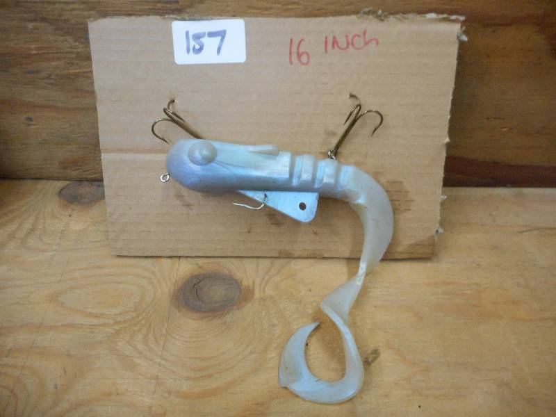 lot 157 image: 16 Bulldog Muskie Lure ...
