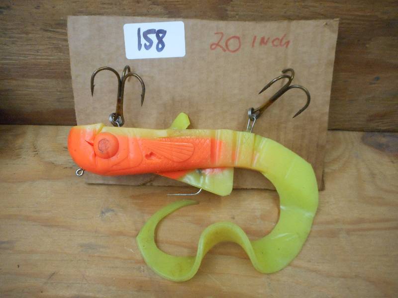 lot 158 image: 20 Bulldog Muskie Lure ...