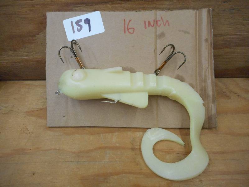 lot 159 image: 16 Bulldog Muskie Lure ...
