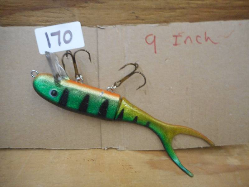 lot 170 image: 9 Muskie Crankbait Lure ...