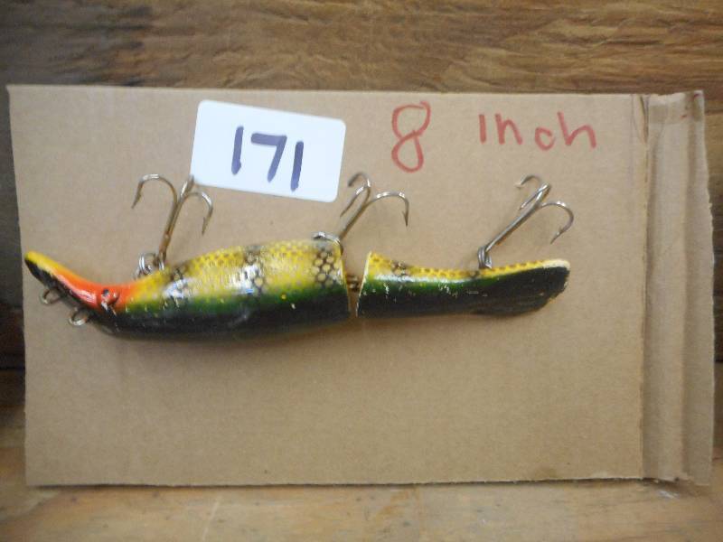lot 171 image: 8 Jointed Muskie Crankbait Lure ...