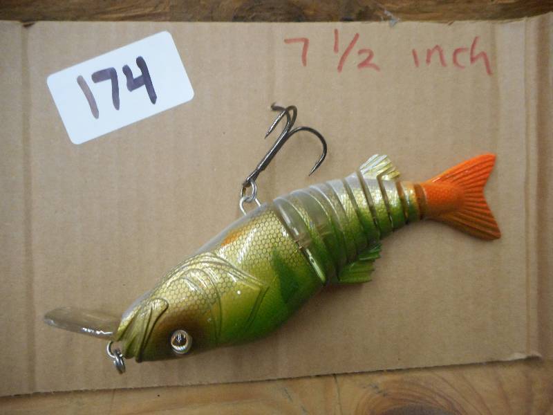 lot 174 image: 7.5 Muskie Crankbait Lure ...