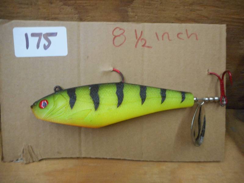 lot 175 image: 8.5 Muskie Crankbait Lure ...