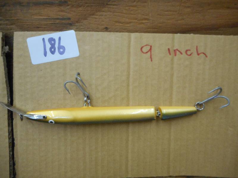 lot 186 image: 9 Muskie Crankbait Lure ...