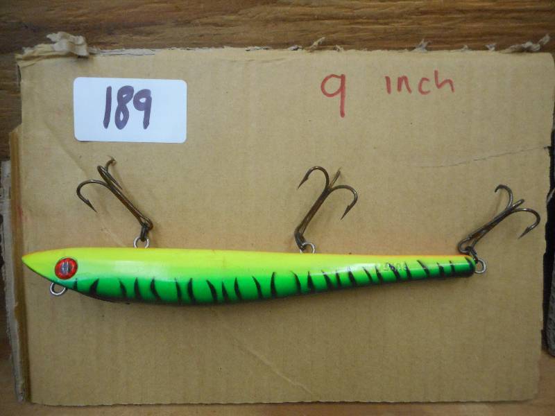 lot 189 image: 9 Muskie Crankbait Lure ...