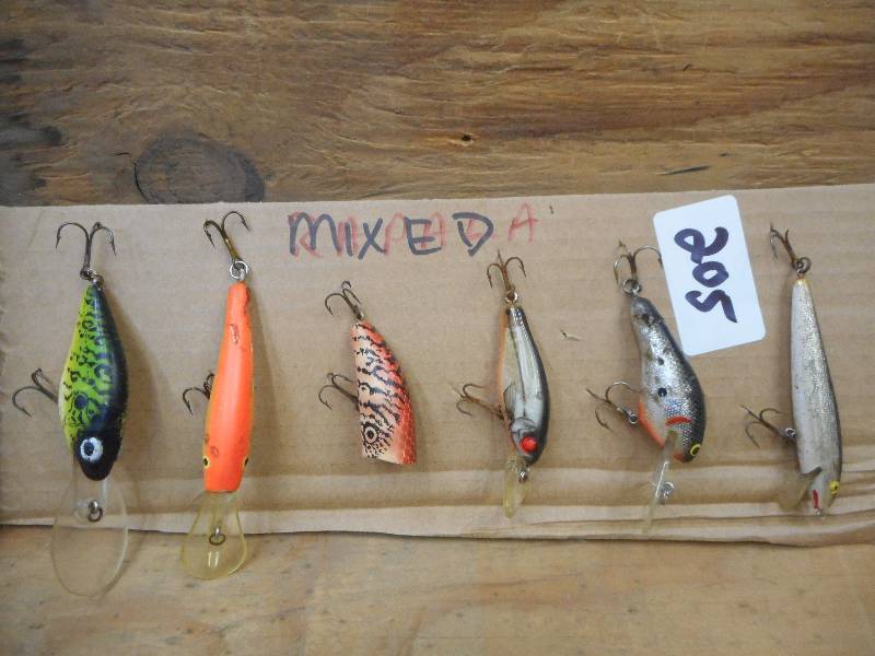 lot 205 image: (6) Assorted Crankbait Lures ...
