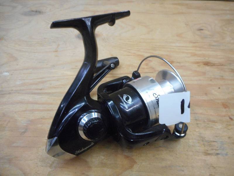 lot 261 image: Shakespeare Catfish Spinning Reel ...