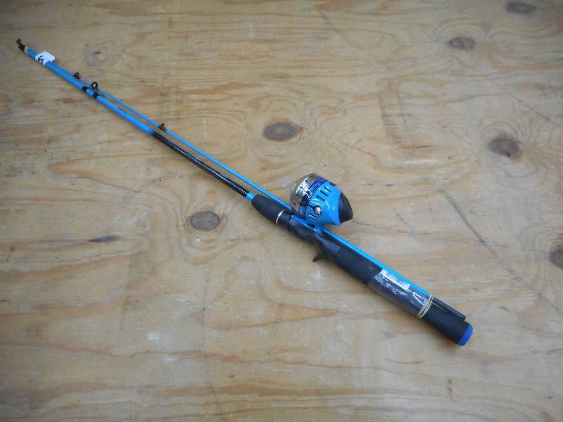 lot 325 image: New Zebco Splash 2-Piece 6ft Medium...