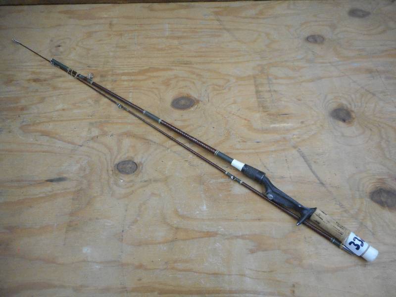lot 332 image: Vintage Berkley Buccaneer 2-Piece R...