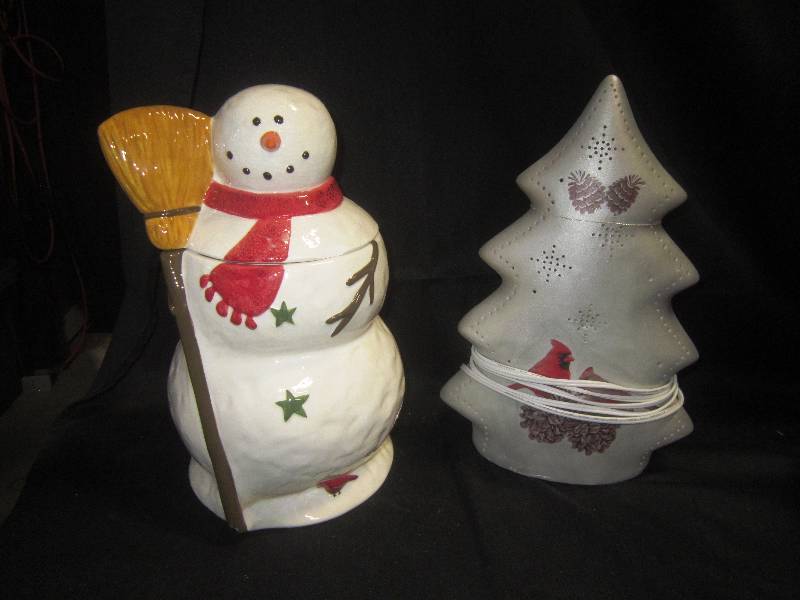 Snowman Cookie Jar with Chip lighted Cardinal Tree (asis)