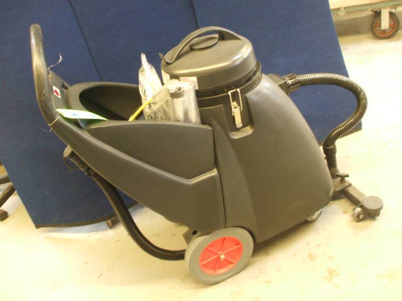 lot 6 image: Viper Shovelnose Wet Dry Vac