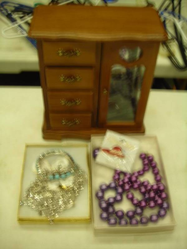 Jewelry Box With Necklace & Earring Sets (Clips)