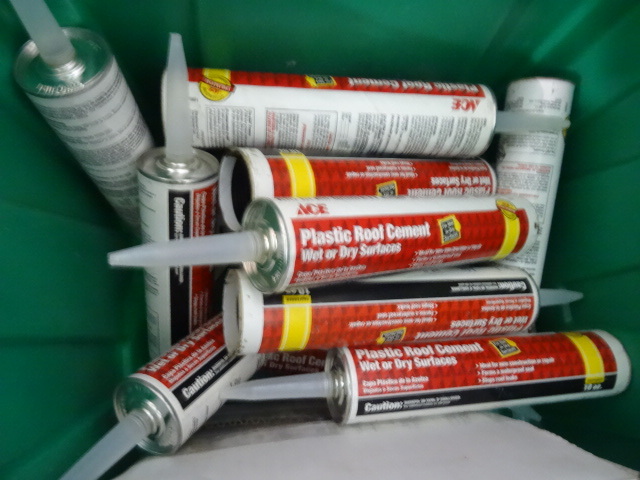 lot 125 image: NEW Qty 16 Tubes Plastic Roof Cement Wet or Dry 10 oz ea