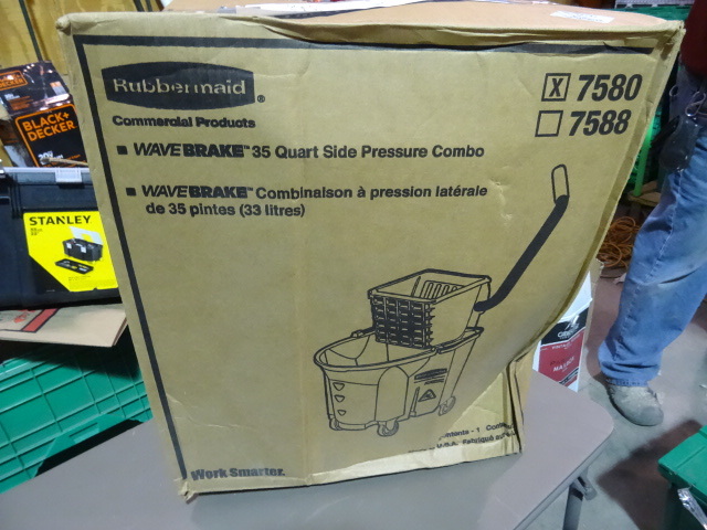 lot 188 image: NEW Rubbermaid Wave Brake 35 Qt Mop Bucket with Wringer Model 7580 Note Says Missing 1 Wheel