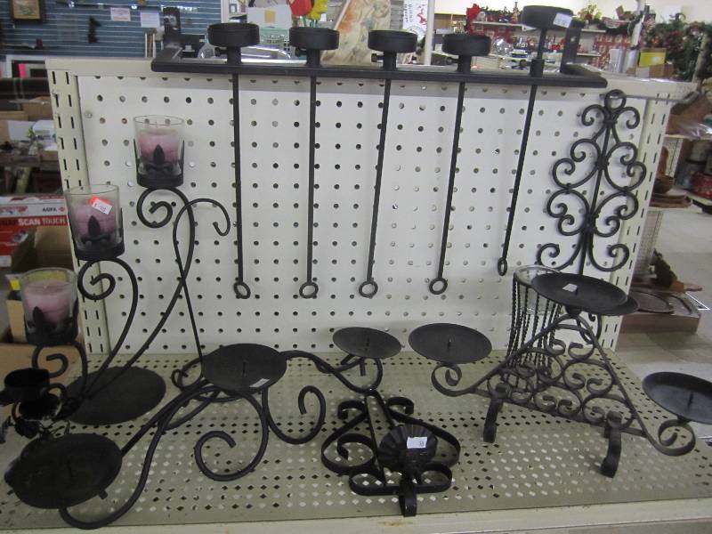 lot 1 image: Lot of metal wall dcor...