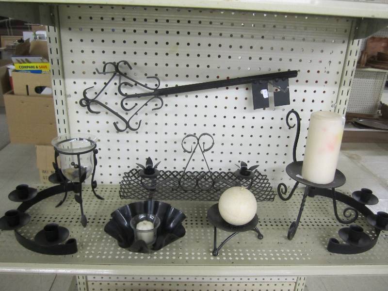 lot 2 image: Lot of metal wall dcor...