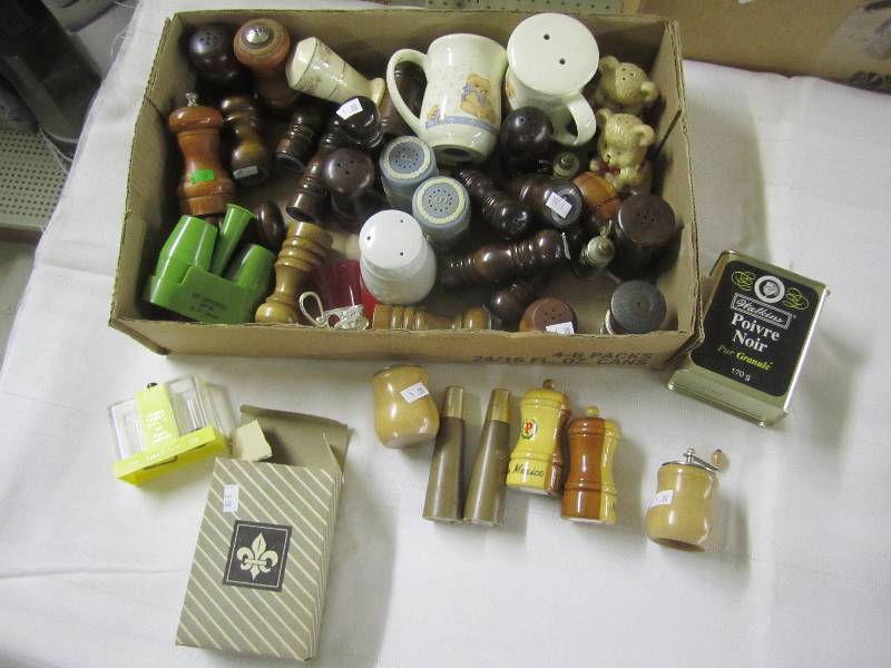 lot 4 image: Lot of vintage salt and pepper shak...