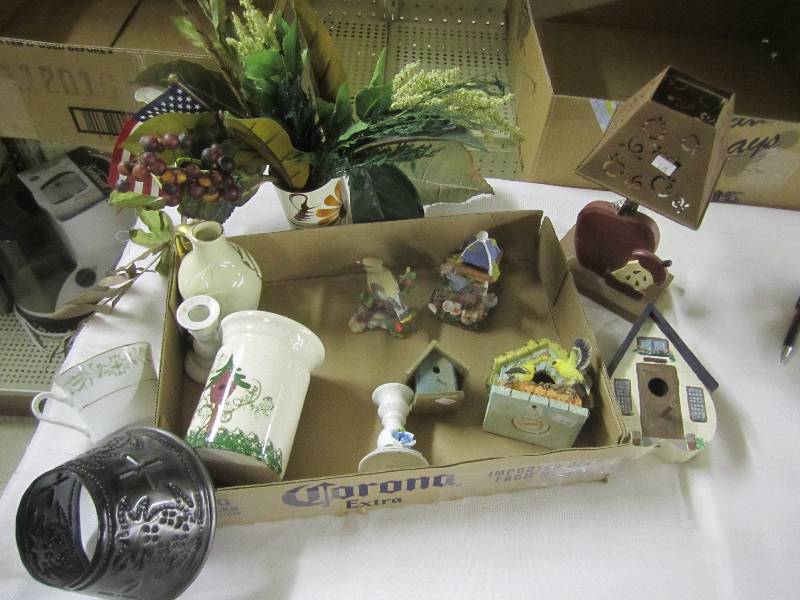 lot 5 image: Lot of bird houses and other dcor...