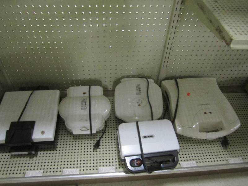 lot 17 image: Lot of George Foreman grills, toast...