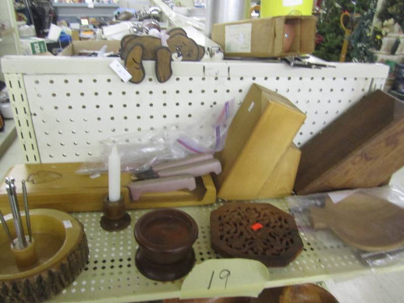 lot 19 image: Lot of wood dcor...