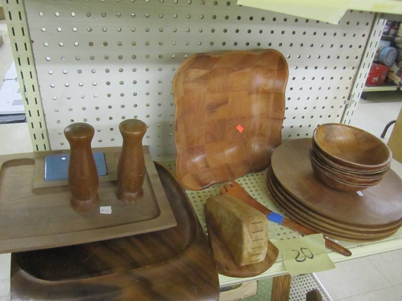lot 20 image: Lot of wood bowls and utinsels...