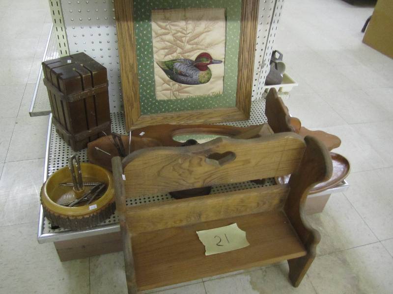 lot 21 image: Lot of dcor with a duck...