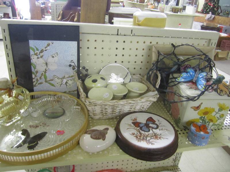 lot 22 image: Lot of dcor...