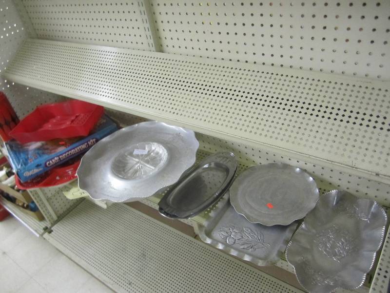 lot 25 image: Lot of platters...