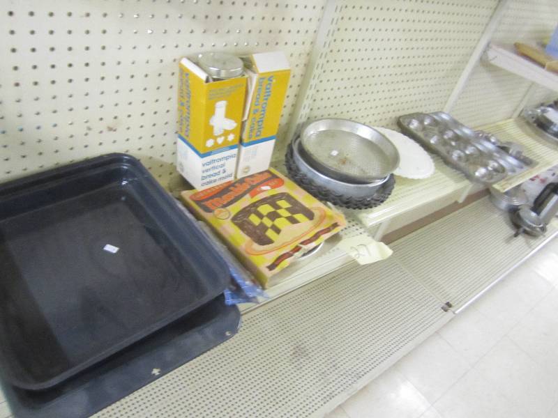 lot 27 image: Lot of bakeware...