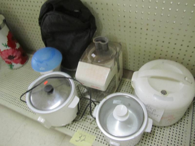 lot 32 image: Lot of cookware...
