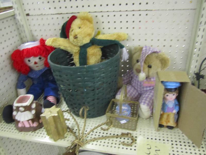 lot 33 image: Lot of household dcor...