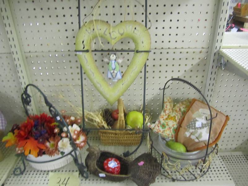lot 34 image: Lot of household dcor...