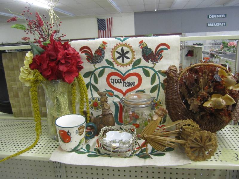 lot 36 image: Lot of household dcor...