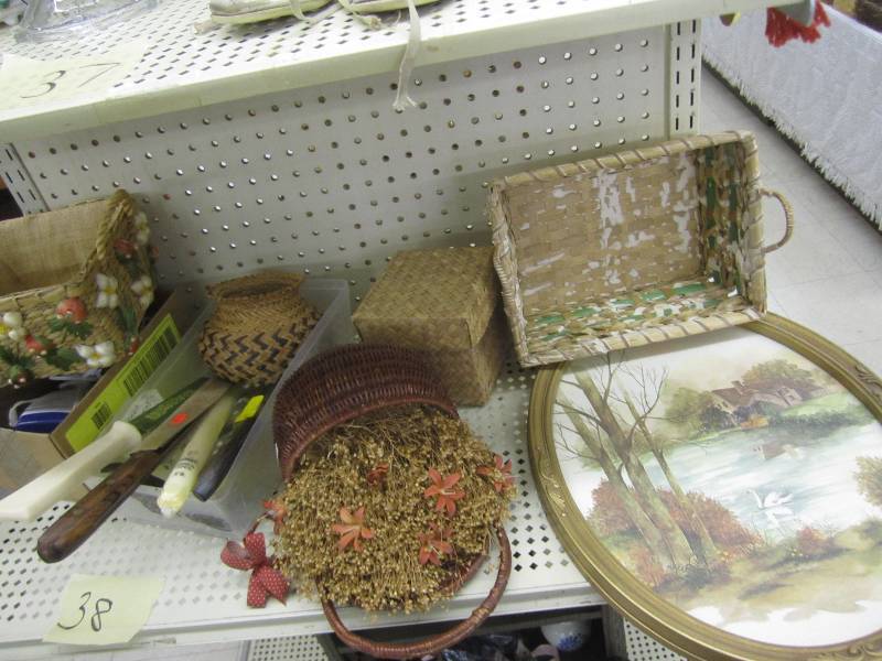 lot 38 image: Lot of knives, includes a glass kni...