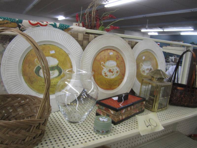 lot 40 image: Lot of decorative plates small hand...
