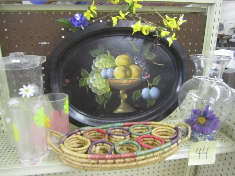 lot 44 image: Lot of household dcor...