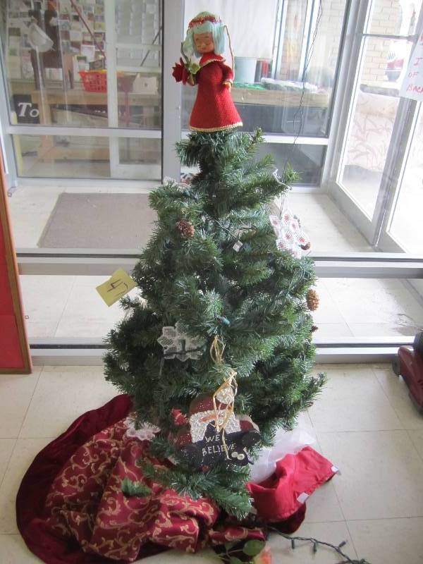 lot 47 image: Small Christmas tree...