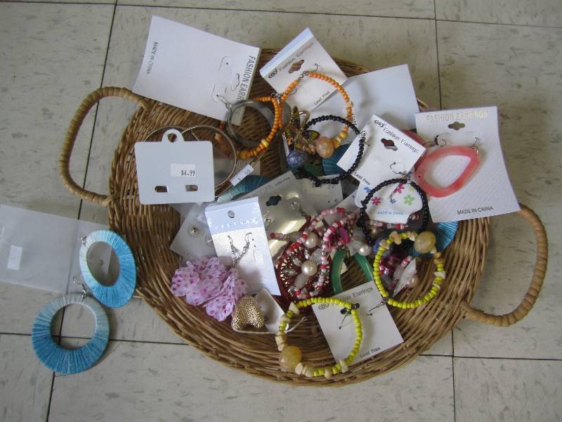 lot 49 image: Jewelry lot, great for resale...